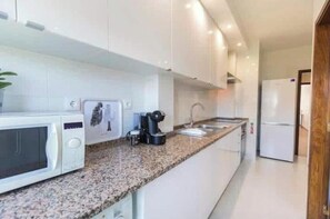 Private kitchen - Fantastic apartment with lots of light, in a quiet area, 200m from the metro. (Lisboa)