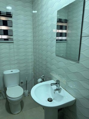 Deluxe-Zimmer, Balkon, Stadtblick | Badezimmer | Kostenlose Toilettenartikel, Haartrockner, Handtücher, Seife