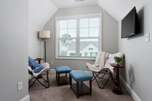 Smart TV, fireplace - Fire pit & Saltwater Pool, modern coastal home, dog friendly, close to beach (Castle Hayne)