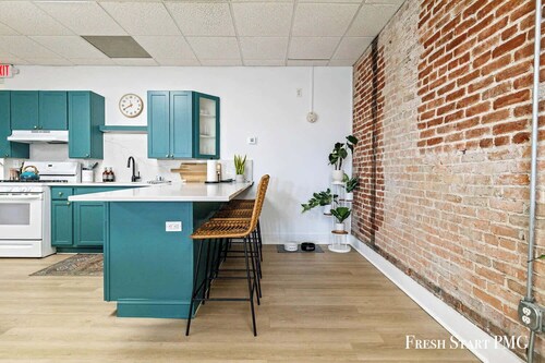 Downtown City View Loft w/ Balcony, Walk to Shops