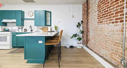 Downtown City View Loft w/ Balcony, Walk to Shops