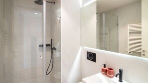 Hair dryer, towels - Miguel Bombarda House - 202 by LovelyStay (Porto)