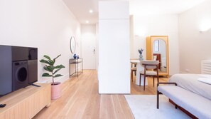 Iron/ironing board, free WiFi, bed sheets - Miguel Bombarda 259 - Studio C by LovelyStay (Porto)