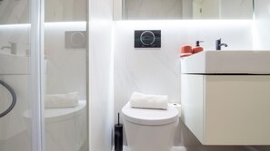 Hair dryer, towels - Miguel Bombarda 259 - Studio C by LovelyStay (Porto)
