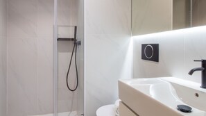 Hair dryer, towels - Miguel Bombarda House - 301 by LovelyStay (Porto)