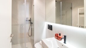 Hair dryer, towels - Miguel Bombarda House - 302 by LovelyStay (Porto)