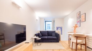 TV - Miguel Bombarda House - 101 by LovelyStay (Porto)