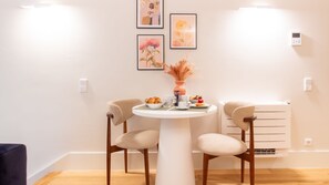 Dining - Miguel Bombarda House - 101 by LovelyStay (Porto)