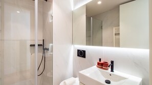 Hair dryer, towels - Miguel Bombarda House - 102 by LovelyStay (Porto)