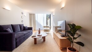 TV - Miguel Bombarda House - 102 by LovelyStay (Porto)