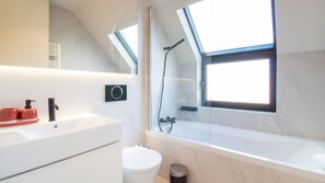 Hair dryer, towels - Miguel Bombarda House - 401 by LovelyStay (Porto)