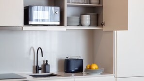 Fridge, microwave, oven, stovetop - Miguel Bombarda House - 402 by LovelyStay (Porto)