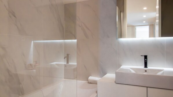 Hair dryer, towels - Miguel Bombarda House - 402 by LovelyStay (Porto)
