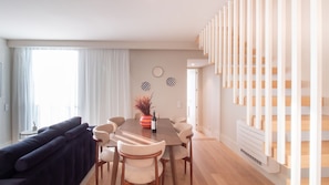 Dining - Miguel Bombarda House - 402 by LovelyStay (Porto)