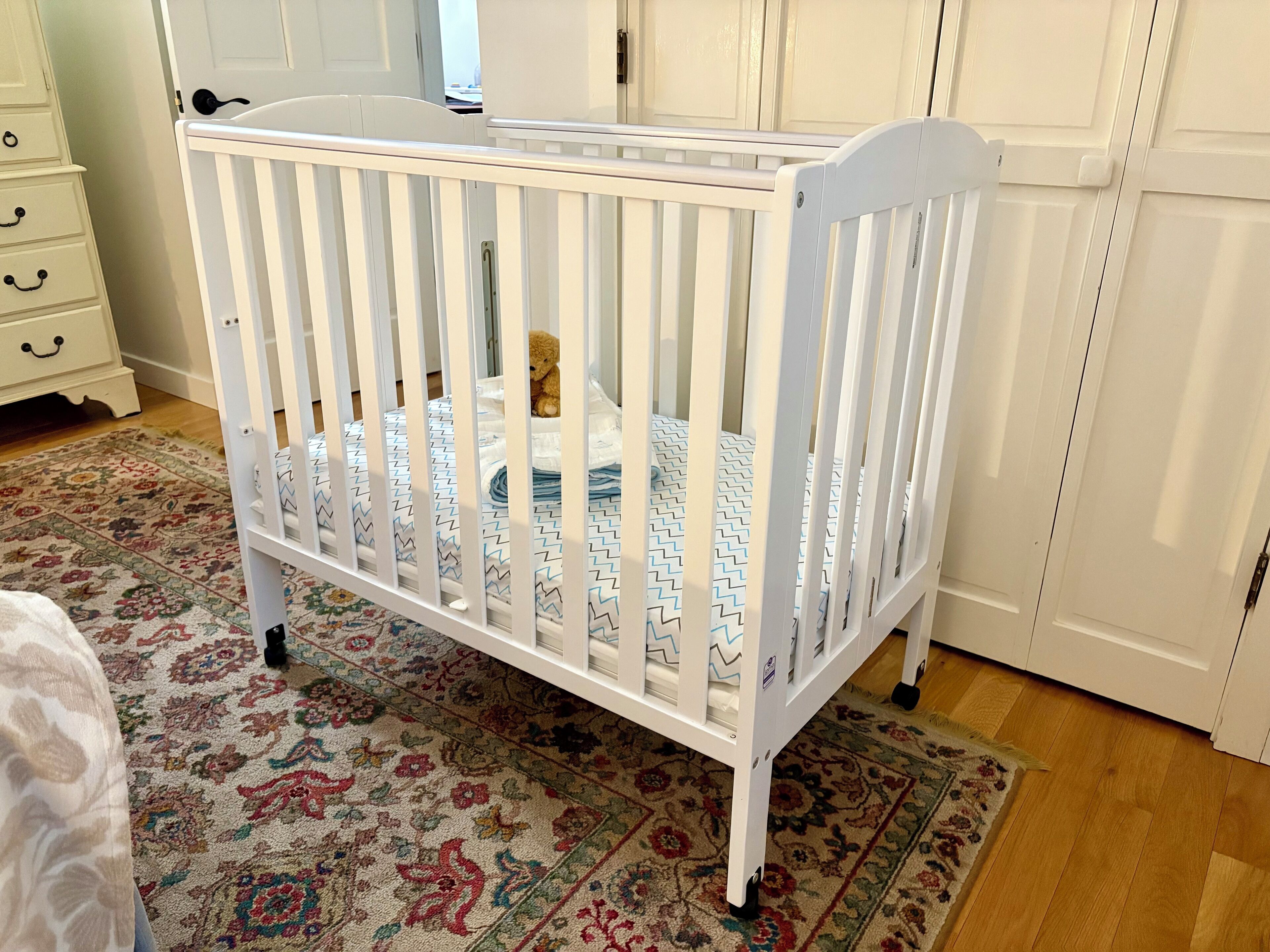 2 Schlafzimmer, Schreibtisch, Bügeleisen/Bügelbrett, Reisekinderbett