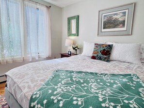 2 Schlafzimmer, Schreibtisch, Bügeleisen/Bügelbrett, Reisekinderbett