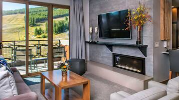 Smart TV, chimenea y videoteca