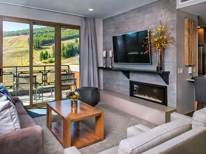 Una Smart TV, una chimenea, una videoteca