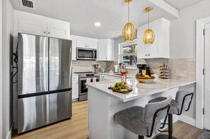 Fridge, microwave, oven, stovetop - Salt & Sol - Your Siesta Key retreat for 6 (Sarasota)