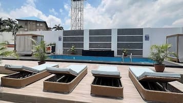 Apartamento econômico, sacada, vista para a cidade | Piscina