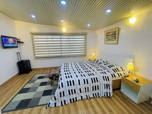 Economy-huone, parveke, kaupunkinäköala | Työpöytä, kannettavalle tietokoneelle sopiva työtila, pimennysverhot