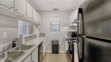 KĂŒhlschrank, Mikrowelle, Ofen, Herdplatte