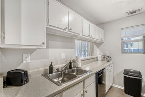 Fridge, microwave, oven, stovetop - Relaxing King Suite Getaway | Sleeps 4 | Pool, Pkg (Austin)