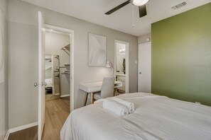 Desk, iron/ironing board, free WiFi, bed sheets - Urban Chic Getaway 2B | Sleeps 6 | Pool, Prkg, W/D (Austin)