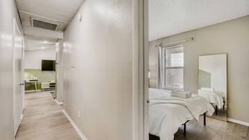 Schreibtisch, BĂŒgeleisen/BĂŒgelbrett, kostenloses WLAN, BettwĂ€sche