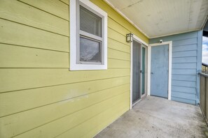 Exterior detail - Urban Chic Getaway 2B | Sleeps 6 | Pool, Prkg, W/D (Austin)