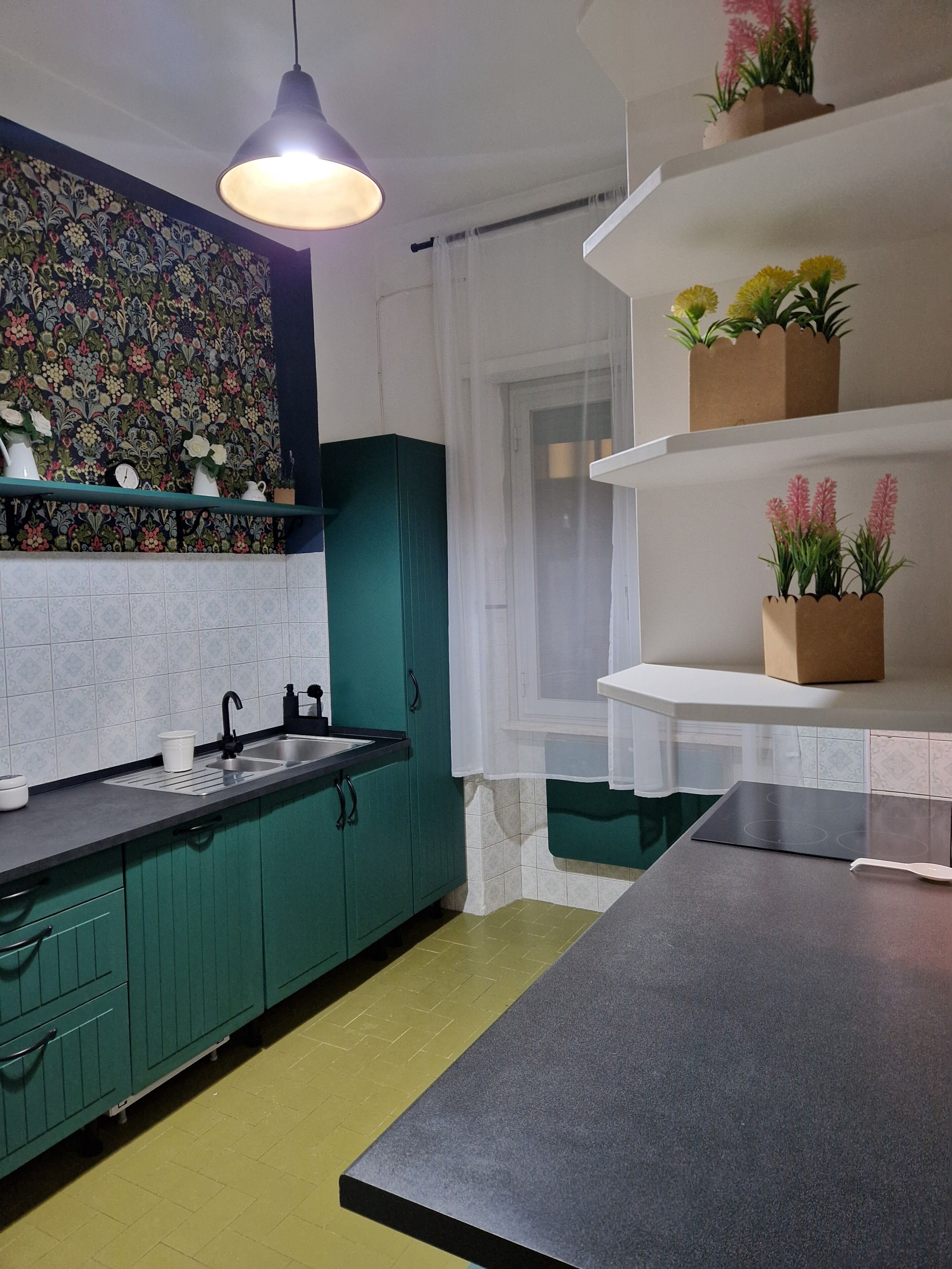 Frigorifero, microonde, forno, piano cottura