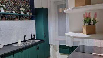 Frigorifero, microonde, forno, piano cottura