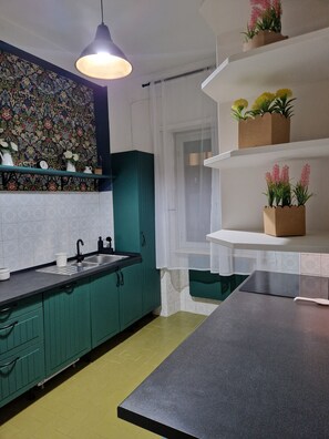 Frigorifero, microonde, forno, piano cottura