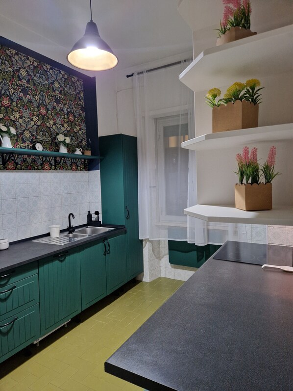 Réfrigérateur, four à micro-ondes, un four, surface de cuisson