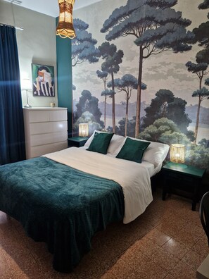 2 chambres, bureau, fer et planche à repasser, lit de bébé portatif