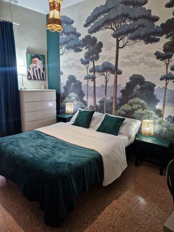 2 camere, una scrivania, ferro/asse da stiro, culla da viaggio