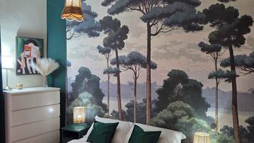 2 habitaciones, escritorio y tabla de planchar con plancha