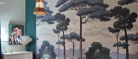 2 slaapkamers, een bureau, een strijkplank/strijkijzer, reisbedje