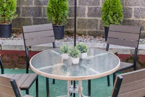Outdoor dining - Modern Comfort Minutes from NYC, Free Parking (Jersey City)