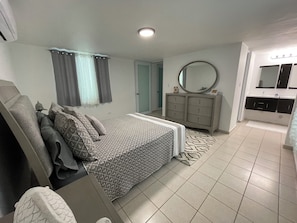 Tabla de planchar con plancha, wifi y ropa de cama