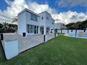 Exterior - Experience luxury in this stunning Luquillo 4-bedroom home with a pool and AC. (Luquillo)