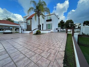 Property grounds - Experience luxury in this stunning Luquillo 4-bedroom home with a pool and AC. (Luquillo)