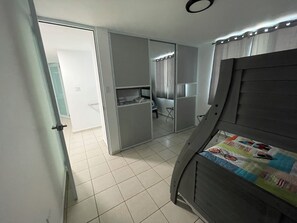 Tabla de planchar con plancha, wifi y ropa de cama