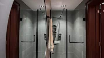 Økonomirom, balkong, byutsikt | Bad | Toalettartikler (inkludert), hårføner, håndklær og såpe