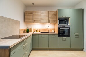 Refrigerador, microondas, horno y cafetera y tetera 