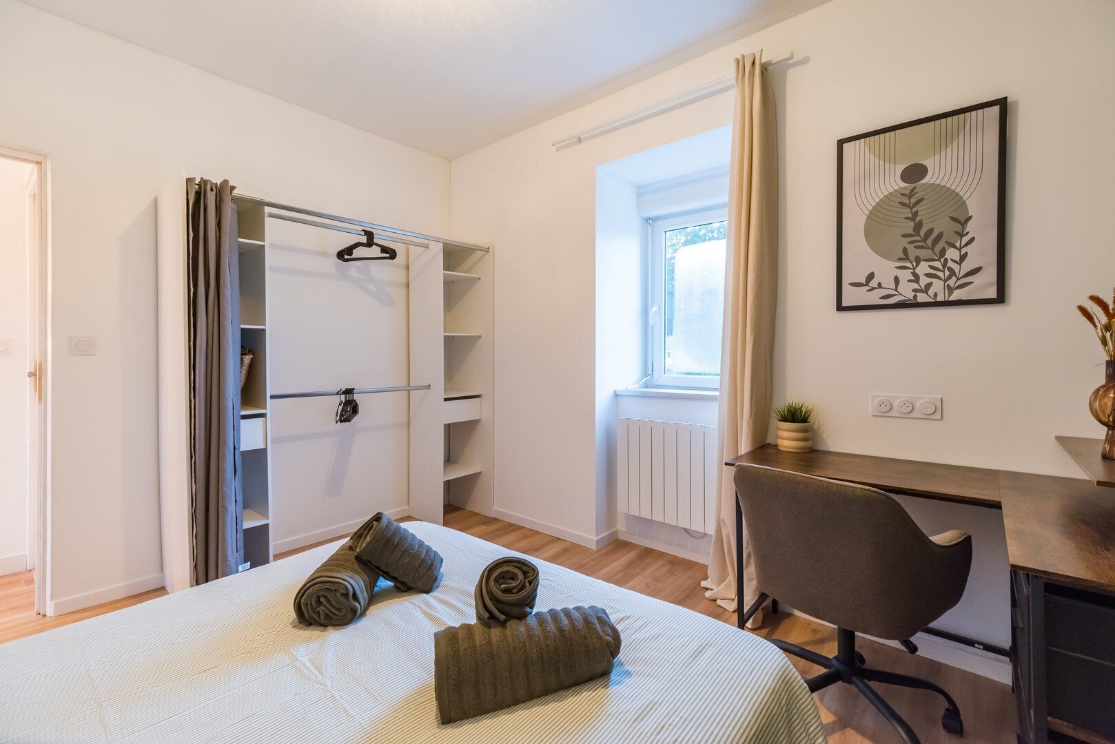 3 bedrooms, desk, iron/ironing board, Internet