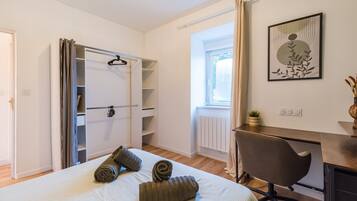 3 bedrooms, desk, iron/ironing board, Internet