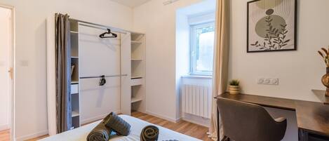 3 soverom, skrivebord, strykejern/-brett og internettilgang