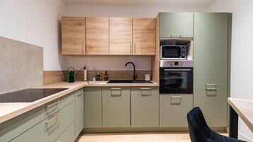 Réfrigérateur, micro-ondes, four, cafetiÚre/bouilloire