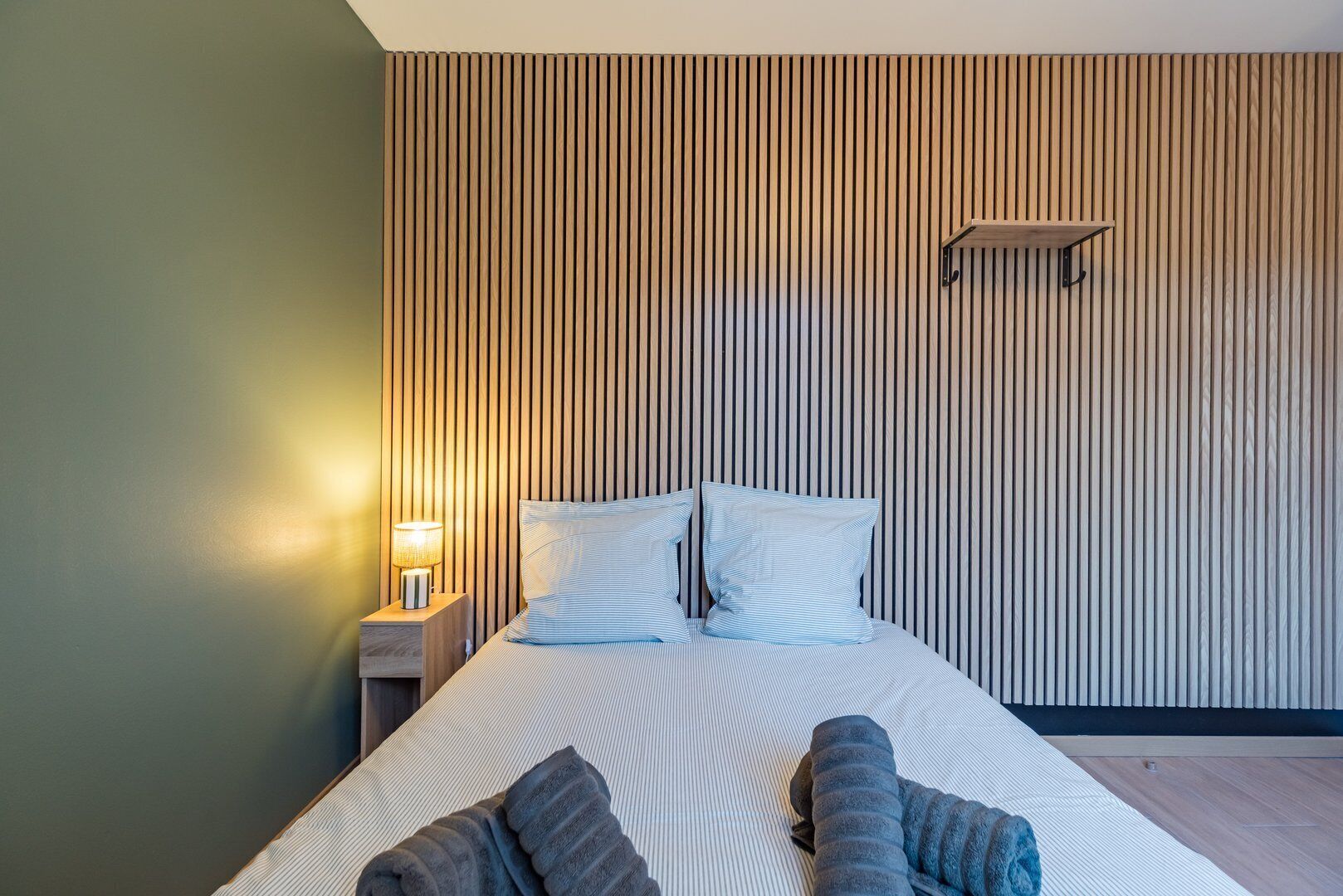 3 室のベッドルーム、デスク、アイロン / アイロン台、インターネット